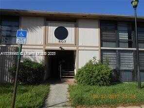 807 NE 199th St, Miami, FL 33179