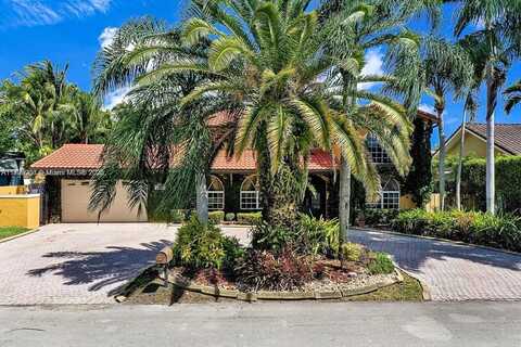 7345 N Oakmont Dr, Hialeah, FL 33015