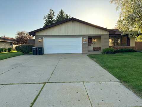 7547 S 74th St, Franklin, WI 53132