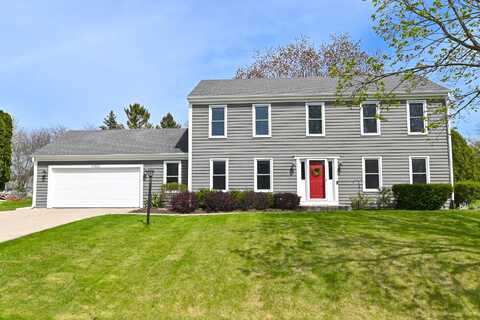 10108 N Foxkirk Dr, Mequon, WI 53097