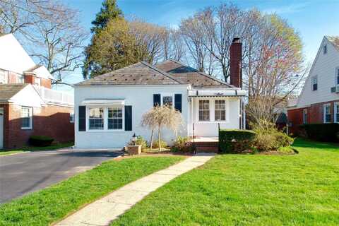 29 Sydney Avenue, Malverne, NY 11565