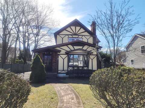 32 Swan River Street, Patchogue, NY 11772