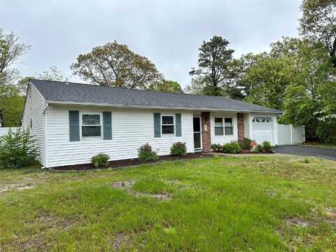 23 Hawkins Path, Coram, NY 11727
