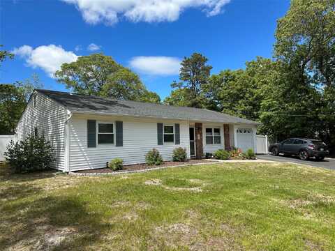 23 Hawkins Path, Coram, NY 11727