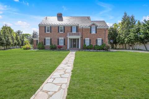 13 Arbor Place, Glen Cove, NY 11542