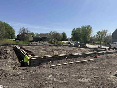 204 Stonebrook Ct, Clear Lake, IA 50428