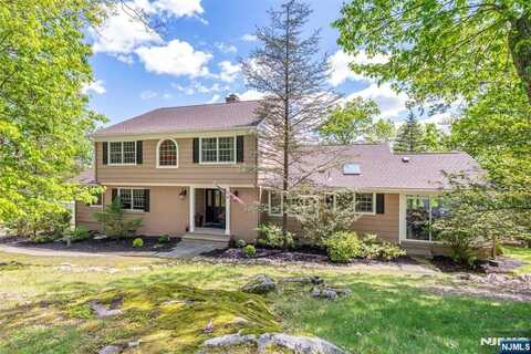 756 Ridge Road Terrace, Kinnelon, NJ 07405
