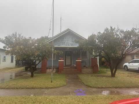 615 Peters Avenue, Dalhart, TX 79022
