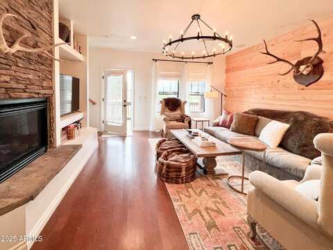 93 E WHITE MOUNTAIN Boulevard, Pinetop, AZ 85935