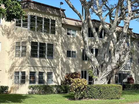 Lori Dr, Palm Springs, FL 33461