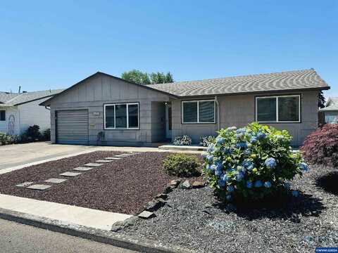 E Clackamas Cir Cir, Woodburn, OR 97071