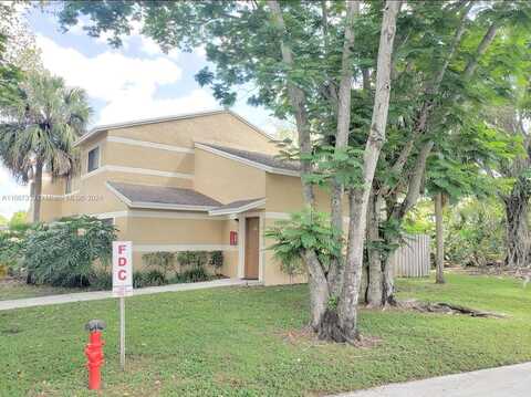 N Palm Cir N, Pembroke Pines, FL 33025