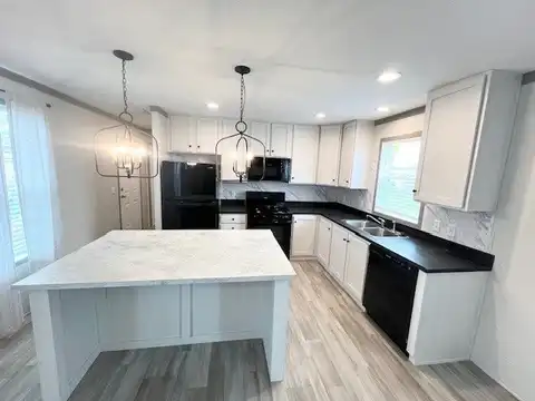 855 W. Jefferson, Grand Ledge, MI 48837