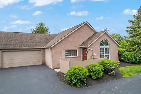 2052 Farmbrook Circle N, Grove City, OH 43123
