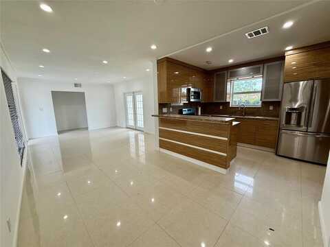 5070 SW 11th St, Plantation, FL 33317