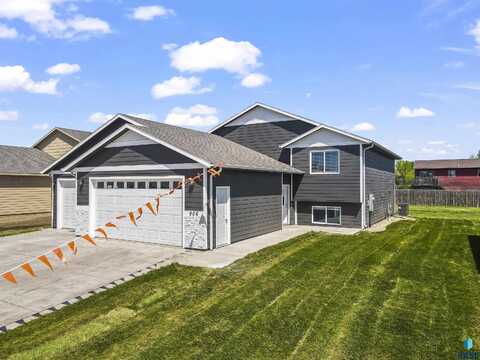906 Birch St, Harrisburg, SD 57032