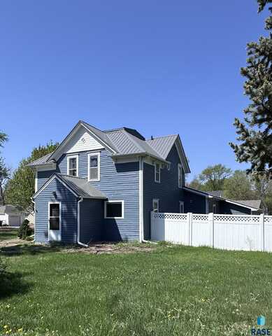 303 N Oak St, Inwood, IA 51240