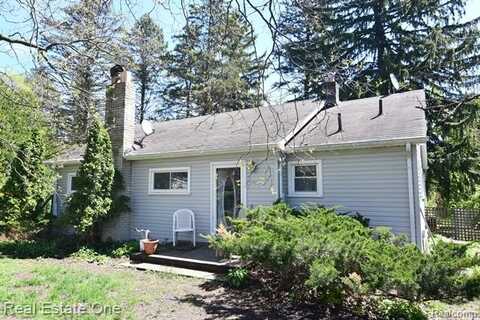 1209 APPLEWOOD Drive, White Lake, MI 48386