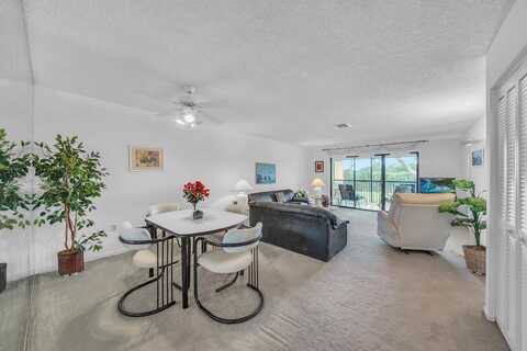 36 Stratford Lane, Boynton Beach, FL 33436