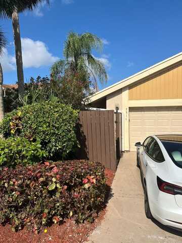 7514 Sierra Drive E, Boca Raton, FL 33433