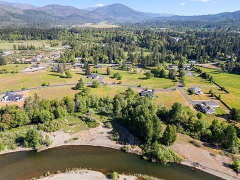 557 E Forks Circle, Cave Junction, OR 97523
