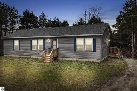 714 SE Saunders Road, Kalkaska, MI 49646