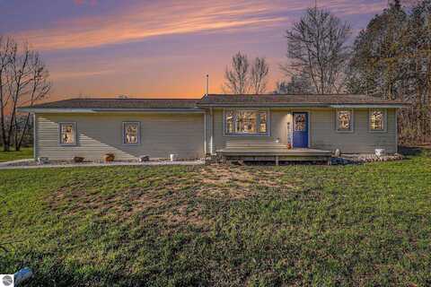 4507 Maidens Road, Onekama, MI 49675