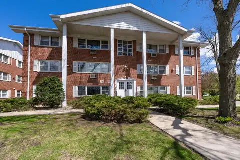 205 Country Club Dr, Lake Geneva, WI 53147