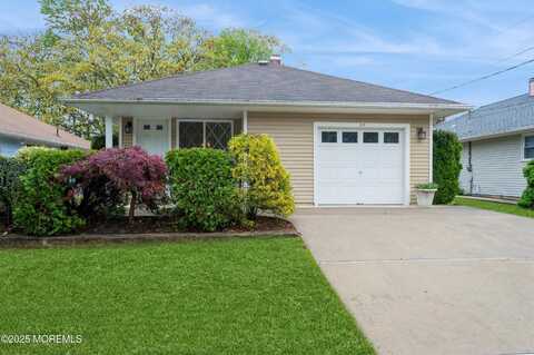20 Mount Matterhorn Lane, Toms River, NJ 08753