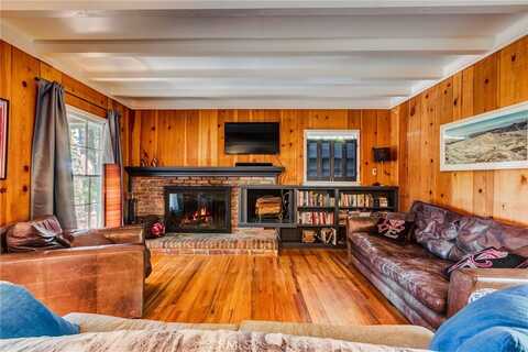 222 Holiday Drive, Lake Arrowhead, CA 92352