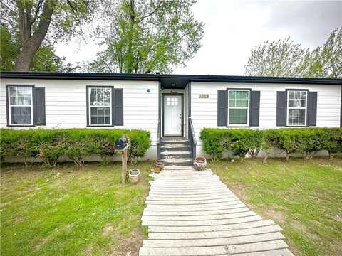 1213 Crutcher ST, Springdale, AR 72764