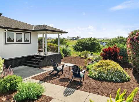 2022 Live Oak Farm Lane, Petaluma, CA 94952