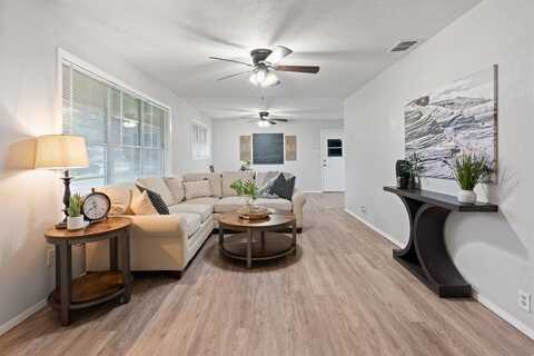 1010 Davis Street, Cleburne, TX 76033