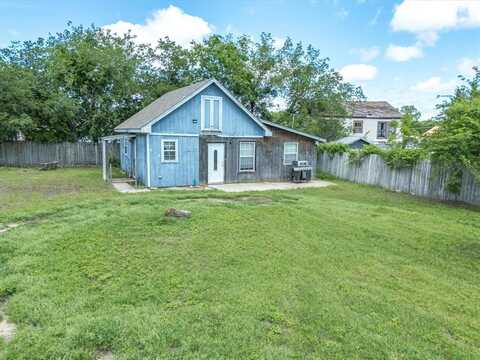 206 Taylor Street, Bowie, TX 76230