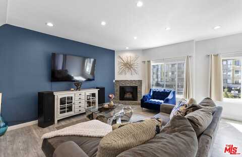 6828 Laurel Canyon Blvd, North Hollywood, CA 91605