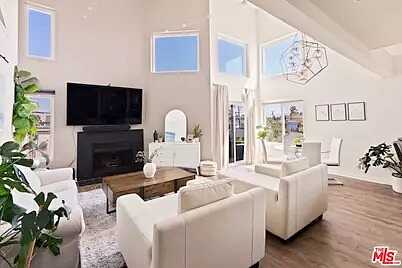 White Oa, Los Angeles, CA 90066