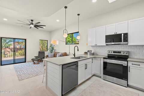 Via Del Pasto, TUCSON, AZ 85747