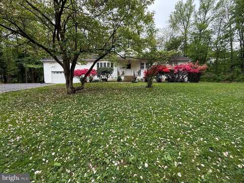 2392 E AVENUE, LEVITTOWN, PA 19056