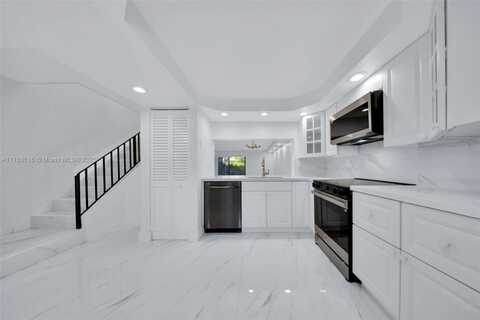 10136 NW 41st St, Doral, FL 33178