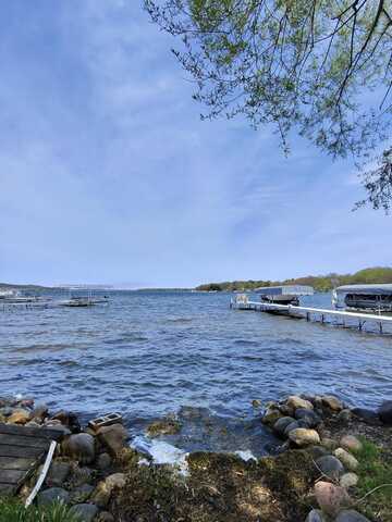 N21w29727 Glen Cove Rd, Pewaukee, WI 53072