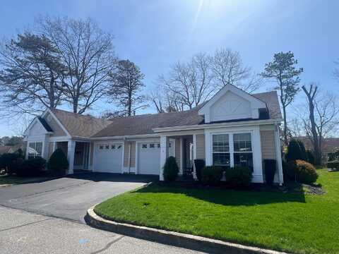 5 Wainscott Court, Ridge, NY 11961