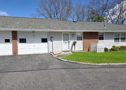 27 Trent Ct, Ridge, NY 11761