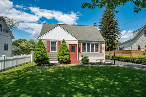 27 Spruce Street, Islip, NY 11751