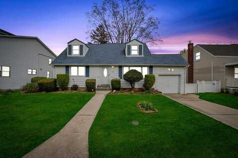 24 Valley Lane, Hicksville, NY 11801