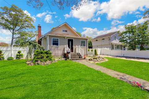 106 Grand Avenue, Lindenhurst, NY 11757