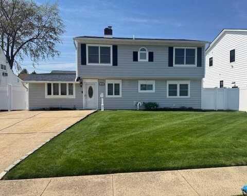 18 Prince Lane, Westbury, NY 11590