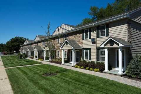 9 Pickwick Lane, North Babylon, NY 11703