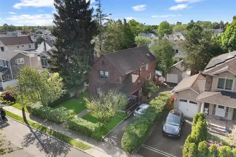 18 Willow Street, Roslyn Heights, NY 11577