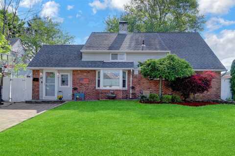 41 Woodpecker Lane, Levittown, NY 11756