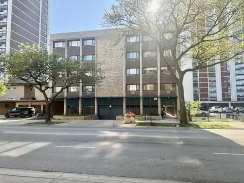 6121 N Sheridan Road, Chicago, IL 60660